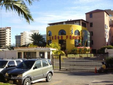 Reg-Mar.com le ofrece En Costa Azul, para su mejor inversion, 82m2, 2 baitaciones, 2 baos, sala comedor, cocina empotrada, Aire, areas verdes, piscina, estacionamiento, vigilancia.