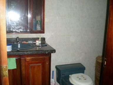 Reg-Mar.com le ofrece COMODA CASA DE 4 HABIATACIONES, 5 BAOS, ESTACIONAMIENTO PARA 2 VEHUCULOS, TERRENO DE 600M2, ZONA TRANQUILA, A 2 MINUTOS DE PTA DE PIEDRA Y 15 DE PORLAMAR