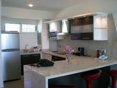Reg-Mar.com le ofrece Excelente Apto, en Alquiler, de 70m2, 1 habitacion 2 baos, equipado, hermosa vista, en una de las zonas mas atractiva de la isla, piscina,  canchas, condominio nuevo, a pocos metros de los mejores Centros comerciales, La Vela, Sambil, Rattan, Parque Costa Azul ( Nuevo Sigo) Actualizado 15/06/2001

 