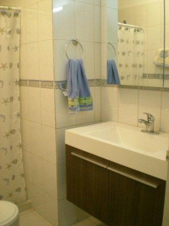 Reg-Mar.com le ofrece IMPECABLE, APARTEMENTO DE 1 HABITACION, 2 BAOS, AMOBLADO, AIRES SPLIT TRANE DOBLE CONSOLA, 24 Y 12BTU, LINEA CANTV, SUPERCABLE, COCINA EMPOTRADA, TANQUE DE AGUA, CALENTADOR, MALETERO, PUESTO DE ESTACIONAMIENTO TECHADO,, PISCINA, CANCHAS, CANEY, EXCLENTE UBICACION AL LADO DEL SAMBIL. DENTRO DE LA URB. MANEIRO  EN UN 4TO PISO.BSF. 550.000.
ACTUALIZADO . 21/07/2011

