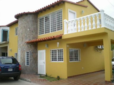 Reg-Mar.com le ofrece CADA TOWN HOUSE,  POSEE  140M2 APROXIMADOS.

4 HABITACIONES
HAB/PRINCIAPAL CON BAO Y VESTIER

3 BANOS, ESTACIONAMIENTO PARA 2 VEHICULOS 1 TECHADO.

SALA /COCINA /COMEDOR

BALCON/TERRAZA

ESCALERA EN HIERRO Y MADERA.

PATIO Y PORCHE

TANQUE DE AGUA.

SE ENTREGAN CON TODAS LAS PIEZAS DE BAOS, CERAMICAS, PUERTAS Y VENTANAS, DUCTERIA DE ARIRE. LA CERAMICAS SE COLOCAN AL MOMENTO DE ENTREGA  O SE NEGOCIA POR PORCELANATO SEGN GUSTO.

EL CONJUNTO  CONSTA DE  SOLO 5 TOWN HAUSES LE BRINDA EN AREAS SOCIALES, UNA PISCINA, UN CANEY Y 3 ESTACIONAMIENTOS DE VISITANTES. 

PORTON ELECTRICO.

12/03/2011
