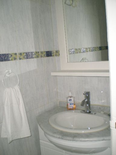 Reg-Mar.com le ofrece IMPECABLE APARTAMENTO, DE 94M2, EXCELENTE VISTA, A PLAYA DEL ANGEL, Y SAMBIL,   2 AMPLIAS HABITACIONES, 3 BANOS EQUIPADOS, SALA/COCINA/COMEDOR, MALETERO, ESTACIONAMIENTO TECHADO, AIRE SPLIT EN HABITACIONES Y SALA, TELEFONO CANTV, SUPER CABLE, TANQUE
PISCINA, CANCHA MULTIPLES, SALON DE FIESTA, JARDINES CAMINERIA, VIGILANCIA PRIVADA, SISTEMA DE SEGURIDA POR CAMARAS EN TODAS LAS AREAS Y ASCENSORES,  MONITOREADAS LAS 24 HORAS,
21/03/2011