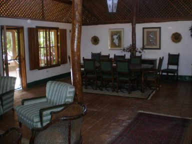 Reg-Mar.com le ofrece Excelente Casa tipo colonial de la regin, constituida en 2 modulo, con 22.000m2  en terreno, con la  estructuras tpicas de  1200m2, incluyendo vivienda de servicio. 

Casa tradicional para husped o personal de servicio con 3 habitaciones, 3 baos, sala cocina empotrada. 

Casa principal, la cual esta completamente equipada, con 9 habitaciones cada una con su bao, sala estar, Cocina empotrada, habitacin principal tipo suites, amplios corredores, piscina, rodeada de un hermoso  jardn en toda una rea en Arboles frutales y plantas medicinales.

Ideal para posada Spa, o el  disfrute en familia de un majestuoso paisajismo donde la vivienda soada  para el retiro espiritual se vive con una espectacular  vista a  las montaas de nuestro hermoso valle de Pedro Gonzlez. Isla Margarita.
Precio Actulaizado 25-03-2010 Bsf.4.500.000, 
