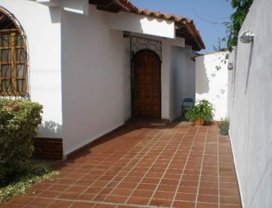 Reg-Mar.com le ofrece Rodeada de un verdor que engalana el  majestuoso cerro matasiete,  colorido  y  fresco clima de montaa,  se encuentra ubicada  una excelente Quinta al estilo colonial, con 250m2 de construccin tradicional, techos de machihembrado y cedro, en una extensin de terreno de 750m2 aproximados, con todos los servicios,  3 habitaciones mas anexo con baos y ares de lavandera, sala cocina empotrada en madera  caoba y cedro, amplia sala, estar o estudio family-room, estacionamiento para 4 vehculos, jardn a la entrada y amplio patio donde  puedes hacer, piscina, caney o simplemente disfrutar del paisajismo.. 
Su ubicacin es ideal,  est a 3 minutos de  Porlamar Ciudad comercial del Estado,  a 2 minutos de la Asuncin Ciudad Capital del Estado Bsf. 720.000  PRECIO ACTUALIZADO 01/08/10
