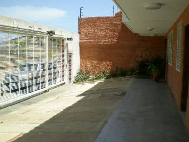 Reg-Mar.com le ofrece Excelente Quinta en 3 niveles de 300m2, con 3 habitaciones 3 baos, sala, cocina,comedor, parrillera espacio area verde ideal para piscina,  un amplio Apto Anexo equipado de 2 hab, entrada independiente, Estacionamiento para 5 Vehiculos, en la mejor Urb. Privada de Margarita, al lado del Centro Comercial Sambil. 