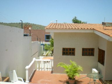 Reg-Mar.com le ofrece Excelente Quinta en 3 niveles de 300m2, con 3 habitaciones 3 baos, sala, cocina,comedor, parrillera espacio area verde ideal para piscina,  un amplio Apto Anexo equipado de 2 hab, entrada independiente, Estacionamiento para 5 Vehiculos, en la mejor Urb. Privada de Margarita, al lado del Centro Comercial Sambil. 