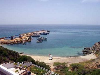 Reg-Mar.com le ofrece Excelente Condominio Apartamanto de 223m2,  4 habitaciones, 4 baos, Eclusiva vista al mar, Ubicado  al lado de las playas Caracola y Valdez, con salida directa a esta ltima. El apartamento en venta tiene preciosa vista panormica a la playa Valdez. Cermicas, piezas sanitarias, grifera y ventanas importadas de primera calidad. 2  puestos de estacionamiento, se vende amoblado.

