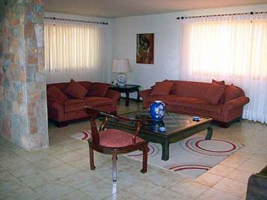 Reg-Mar.com le ofrece Excelente Quinta en Costa Azul 620m2, de construccion, 1809m2 de terreno, Piscina, lindo  paisajismo, gimnasio,  estacionamiento, terrazas. 
